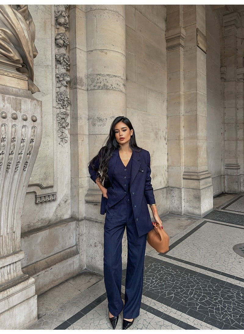 Loose trousers with slim stripes