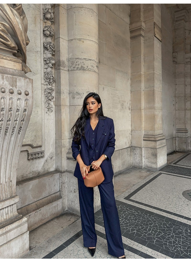 Loose trousers with slim stripes