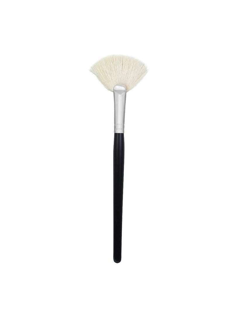 MORPHE M310 - Large Soft Fan Highlighter Brush (1 Count)