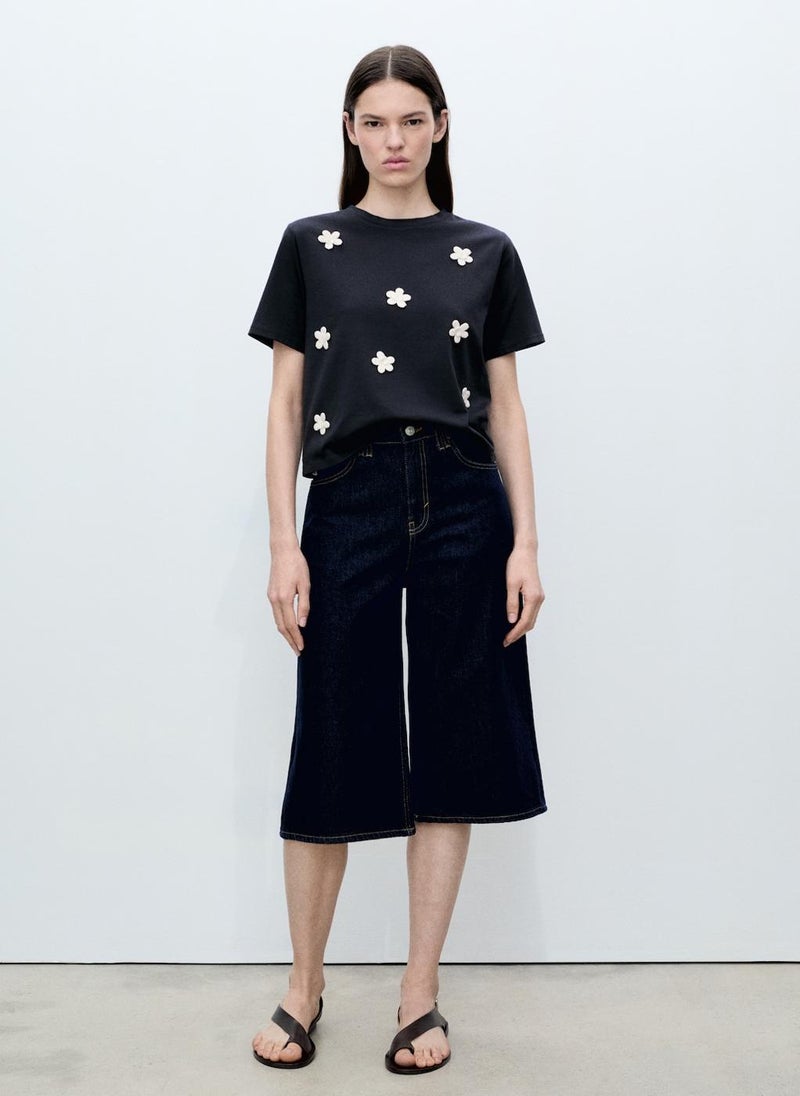 Short-Sleeved T-Shirt With Flower Appliqué