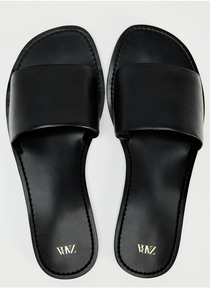 Flat leather sandals