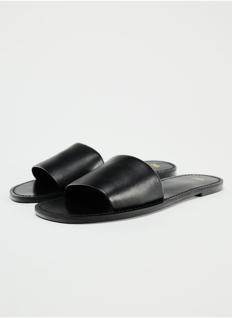 Flat leather sandals