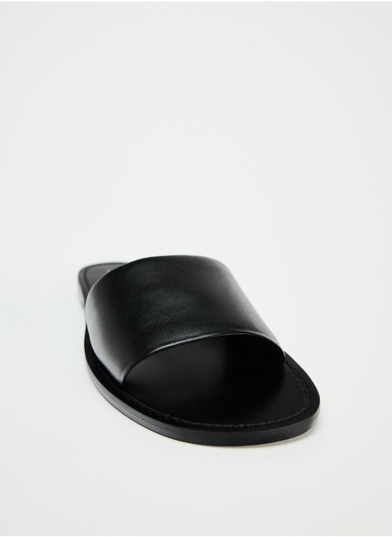 Flat leather sandals
