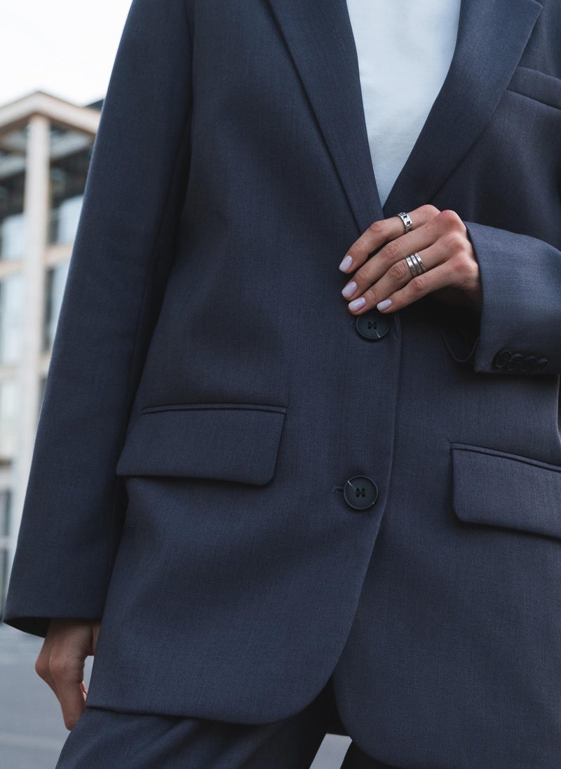 Single-breasted jacket with contrasting buttons