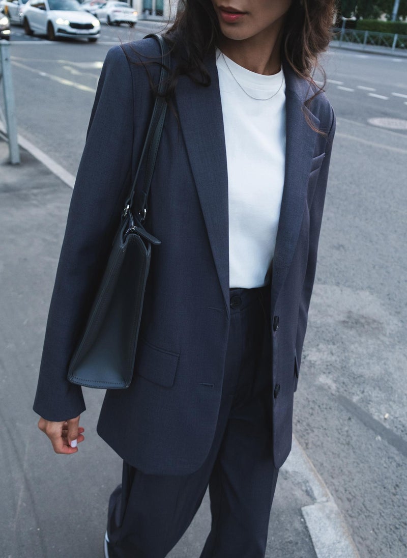 Single-breasted jacket with contrasting buttons