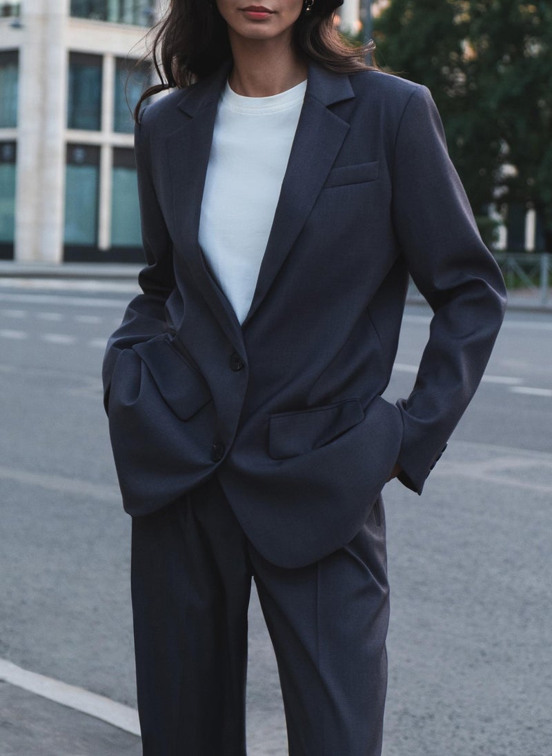Single-breasted jacket with contrasting buttons