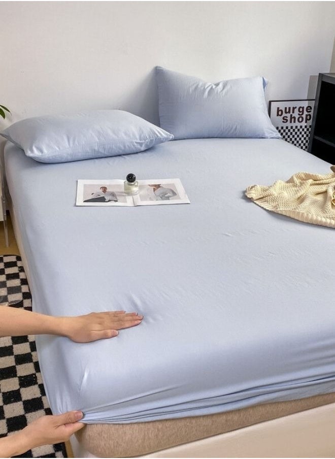 3-Piece Set: king-size fitted bedsheet and two pillowcases, washable cotton in a light blue color.