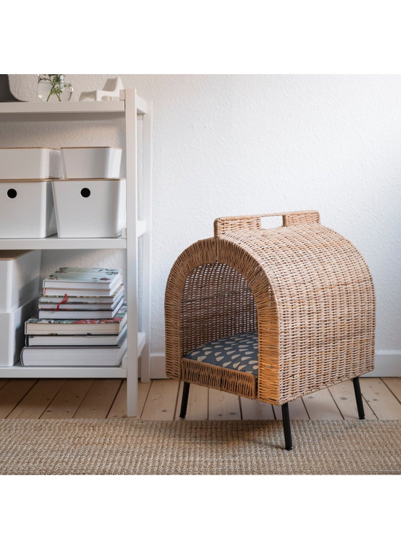 Cat house on legs