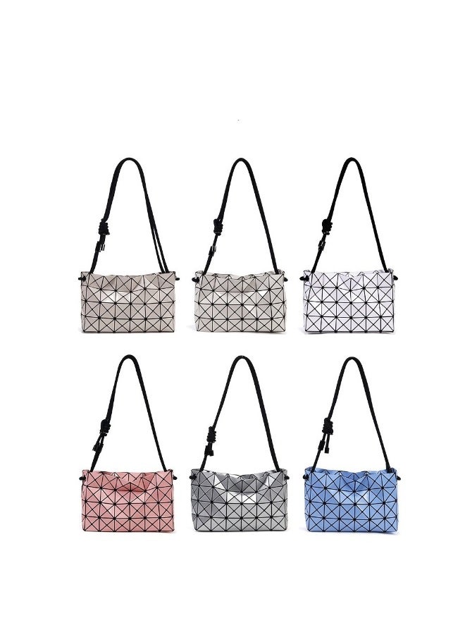 The new geometric diamond drawstring bag is stylish and simple, hanging on one shoulder in white.