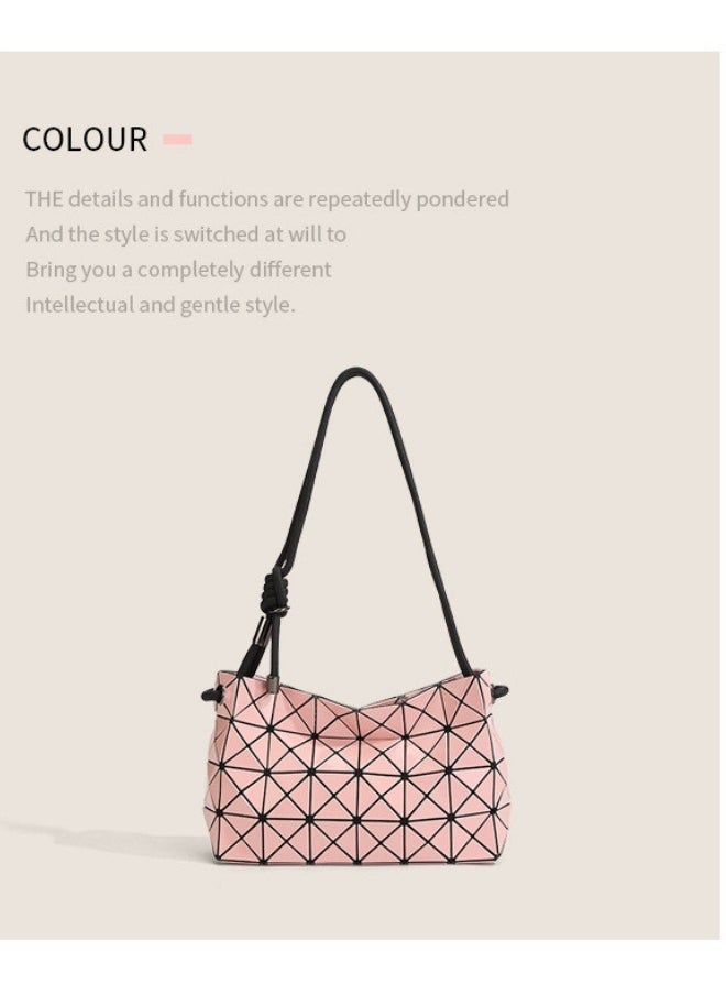 The new geometric diamond drawstring bag is fashionable and simple, hanging on one shoulder in tender pink.