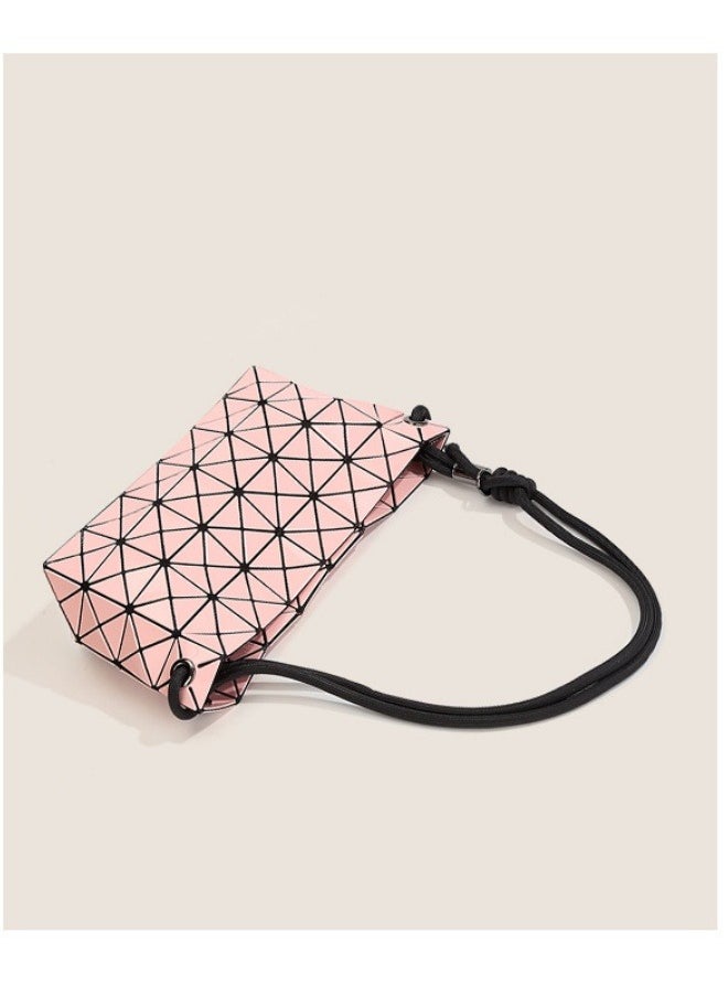 The new geometric diamond drawstring bag is fashionable and simple, hanging on one shoulder in tender pink.