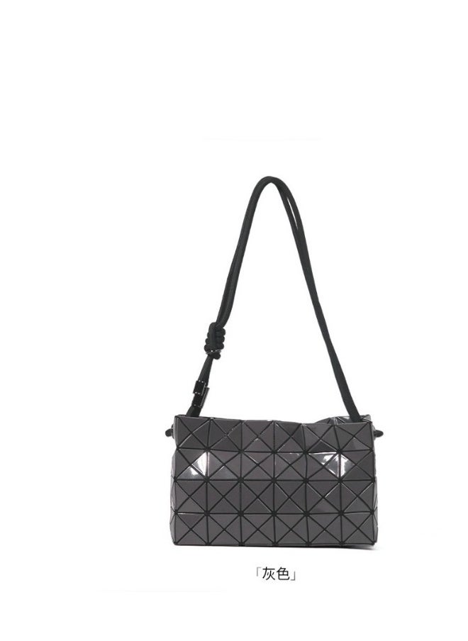 The new geometric diamond drawstring bag is stylish and simple, hanging on one shoulder in gray.