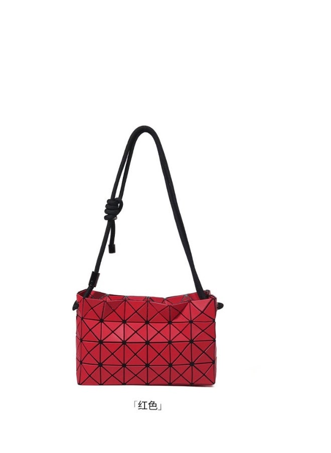The new geometric diamond drawstring bag is stylish and simple, hanging on one shoulder in red.
