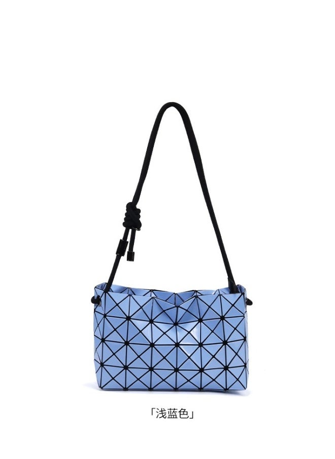 The new geometric diamond drawstring bag is stylish and simple, hanging on one shoulder in blue.