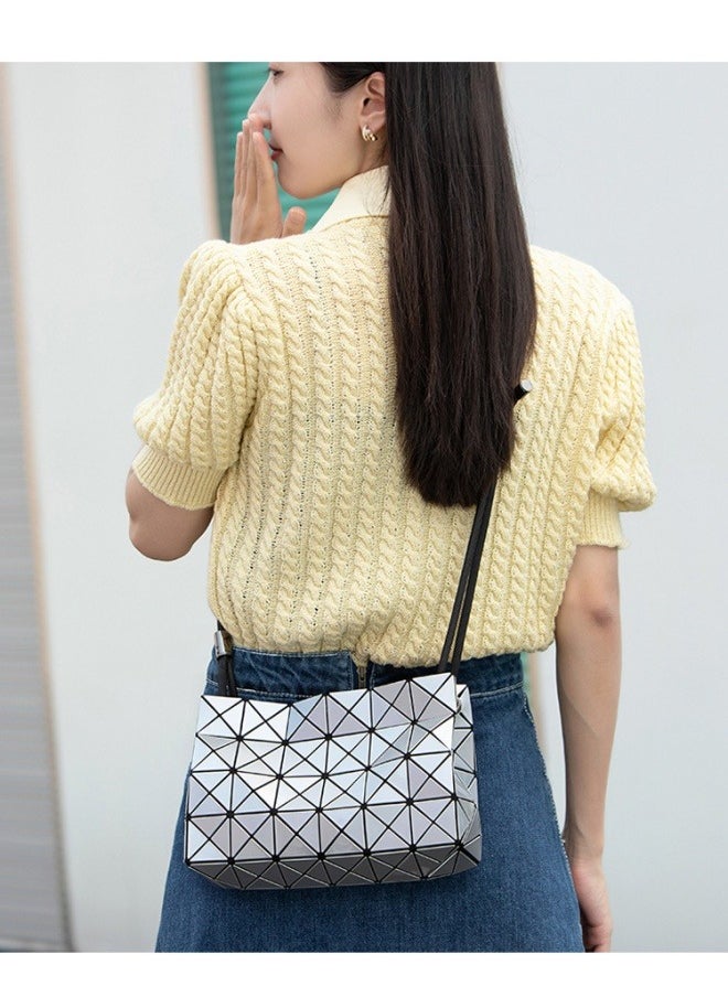 The new geometric diamond drawstring bag is stylish and simple, hanging on one shoulder in silver.
