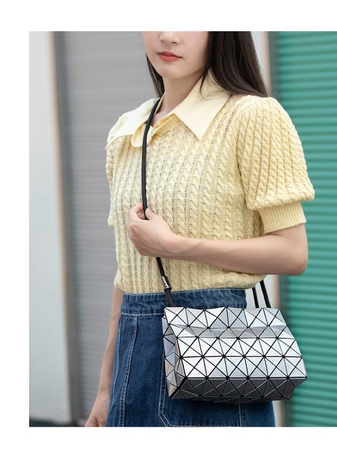 The new geometric diamond drawstring bag is stylish and simple, hanging on one shoulder in silver.