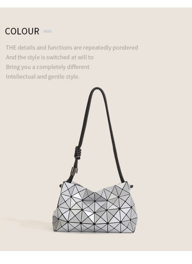 The new geometric diamond drawstring bag is stylish and simple, hanging on one shoulder in silver.