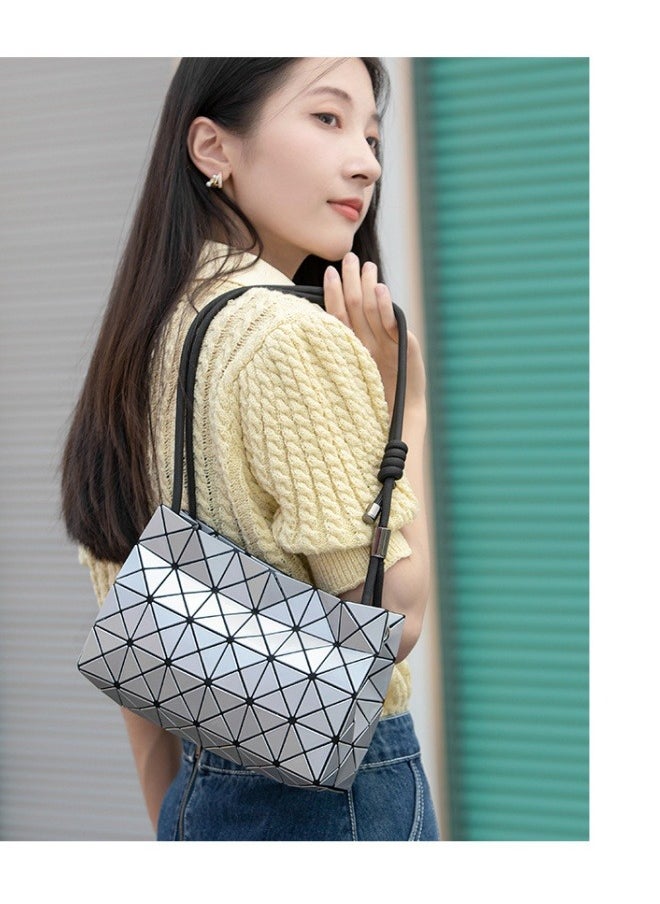The new geometric diamond drawstring bag is stylish and simple, hanging on one shoulder in silver.