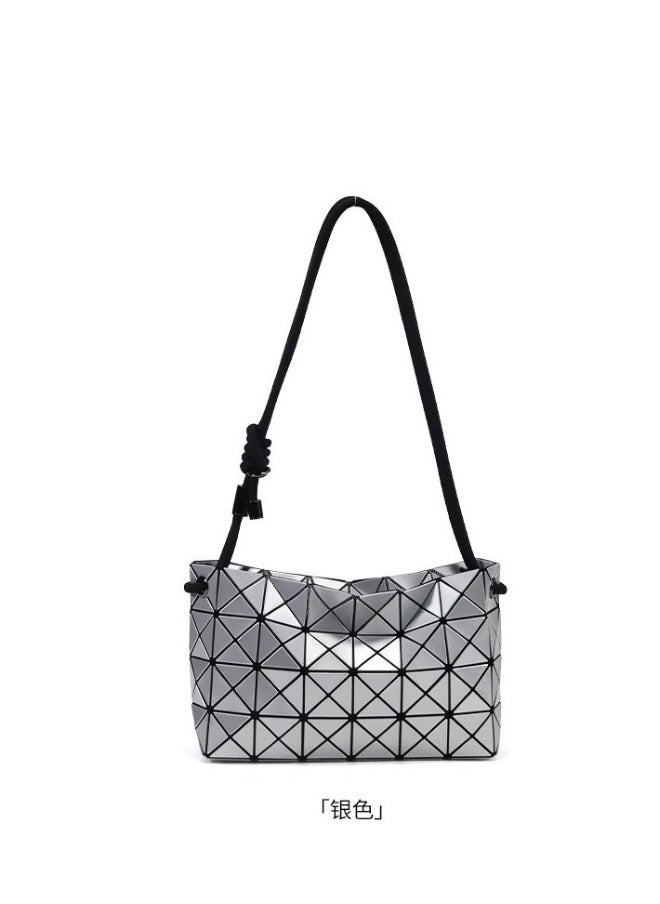 The new geometric diamond drawstring bag is stylish and simple, hanging on one shoulder in silver.
