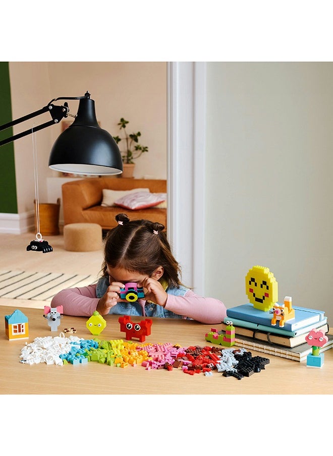 Classic Creative Happy Box, Assorted Colourful Bricks for Imaginative Play, Building Toys for 5 Plus Year Old, Girls and boys, Great for Kids Desk Accessories or Bedroom Decorations 11042 (680 pieces)
