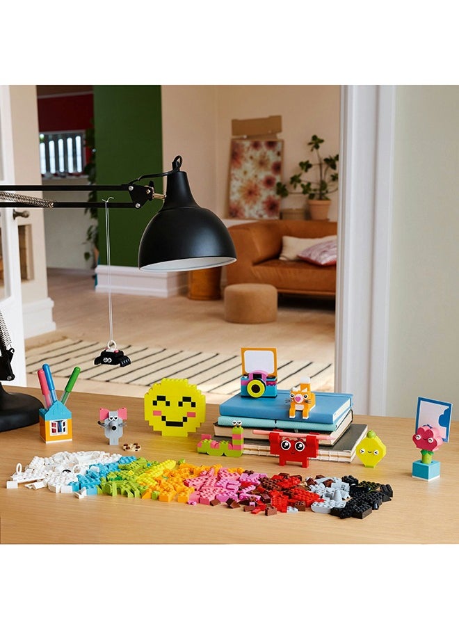 Classic Creative Happy Box, Assorted Colourful Bricks for Imaginative Play, Building Toys for 5 Plus Year Old, Girls and boys, Great for Kids Desk Accessories or Bedroom Decorations 11042 (680 pieces)