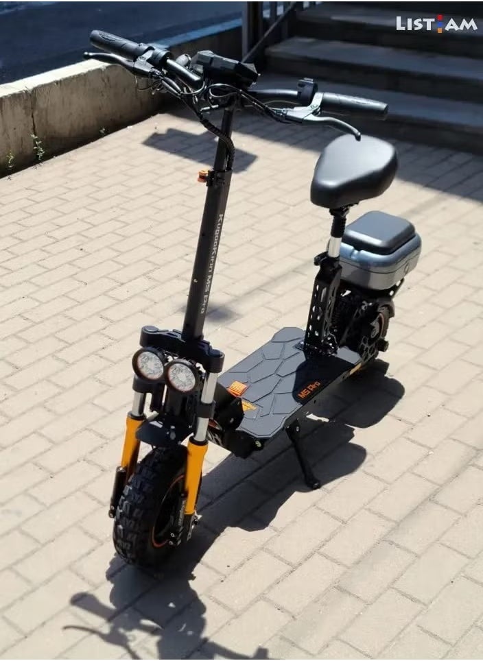 M5 Pro Electric Scooter – 1200W Motor, 70KM Long Range, 52KM/H Max Speed, 11-inch Vacuum Tires, Detachable 48V Battery, and IPX4 Waterproof for All-Terrain Commute