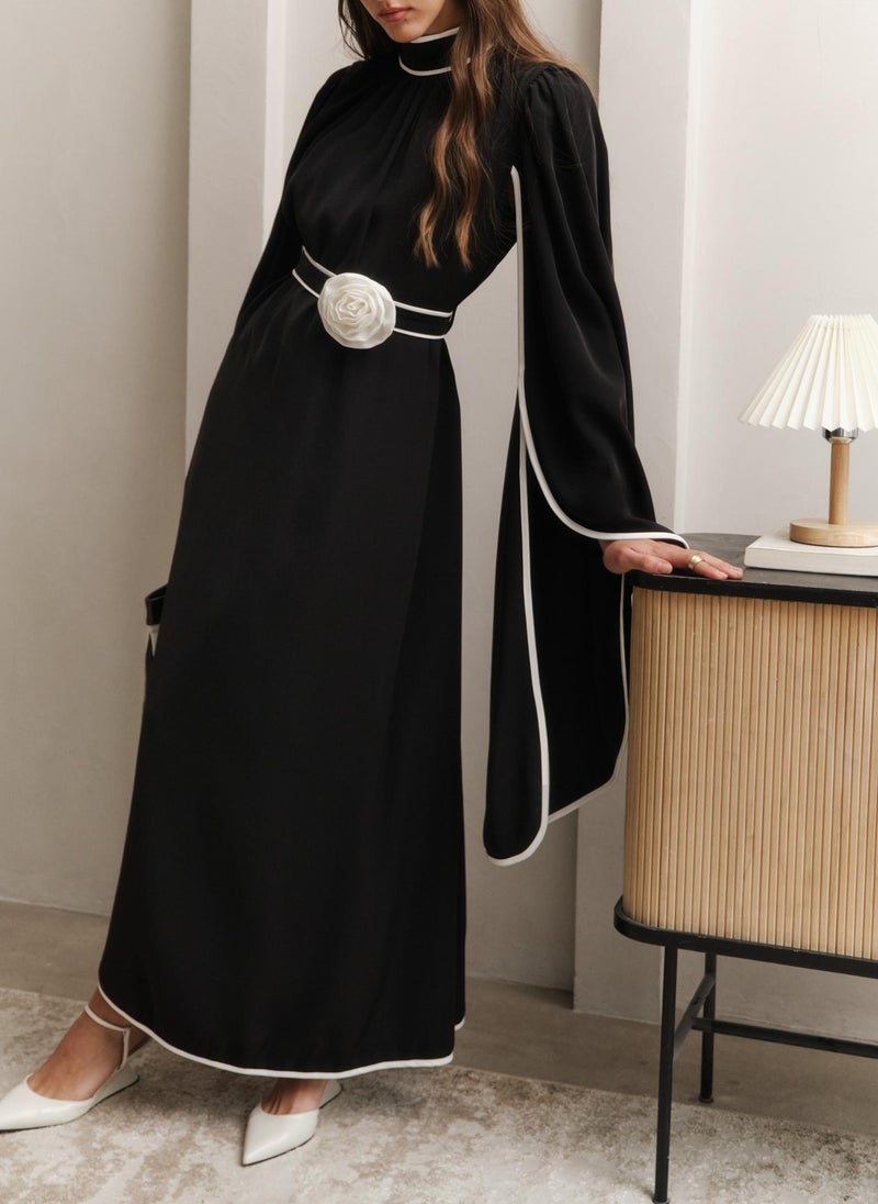 Maxi dress with contrasting edging and waistband flower
