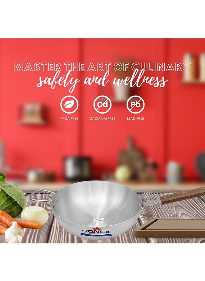 SONEX Royal Wok – 28 cm, 4.5L Aluminium Wok with Metal Finish, Dual Handles & Natural Wooden Grip, Hanging Loop – Durable & Ergonomic, Even Heat Distribution, Ideal for Stir-Frying & Deep-Frying