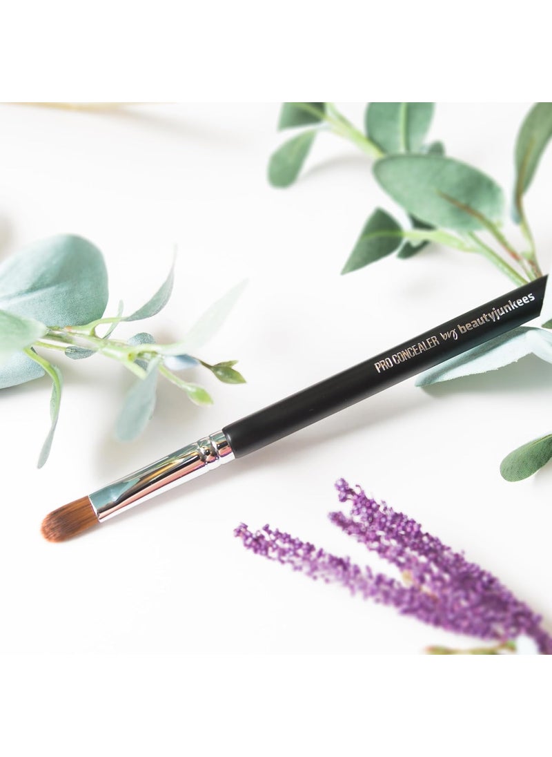 Beauty Junkees Flat Concealer Brush Under Eye - Small Concealer Brush for Foundation, Eyebrows, Nose Contour Brush, Color Corrector Brush, Works with Cream, Powder Cosmetics, Synthetic