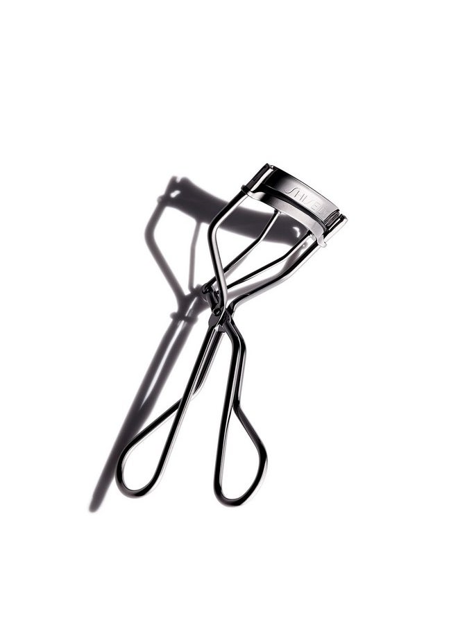 Shiseido Eyelash Curler - Crimps & Curls Lashes for Perfect, Eye-Framing Fringe - Gentle & Safe - Includes Replacement Pad