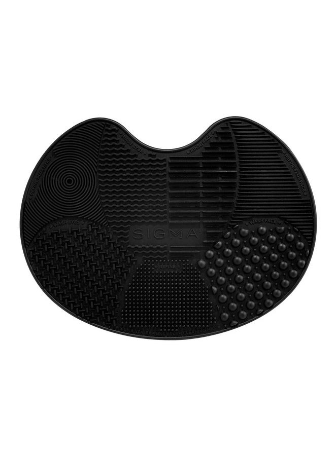 Sigma Beauty Makeup Brush Cleaner Mat - Sigma Spa Express Silicone Makeup Brush Cleaning Mat with Suction Cups for Cleaning Makeup Brushes, Compact Design Fit for Any Travel Makeup Kit (Black)