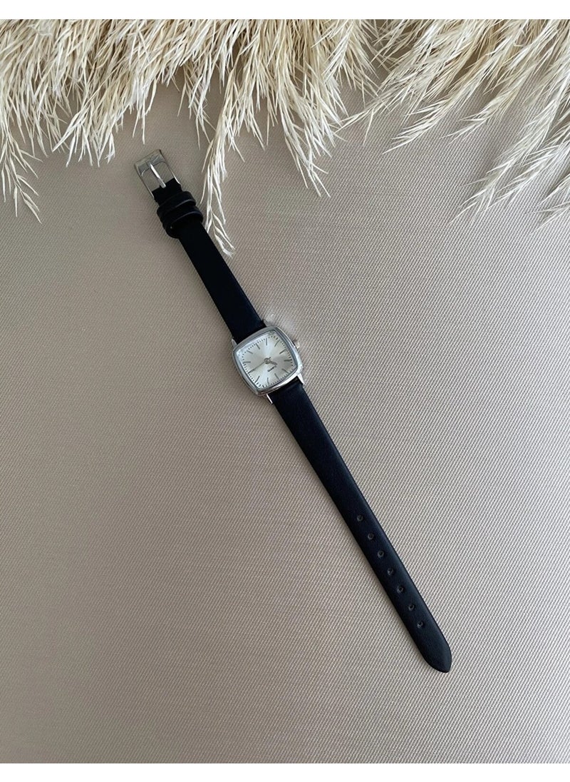 Retro Minimal Vintage Leather Band Women's Wristwatch