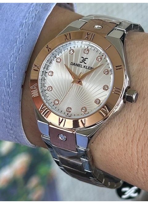 Stylish and Sporty New Model Women's Wristwatch Suitable for All Uses with Modern Design
