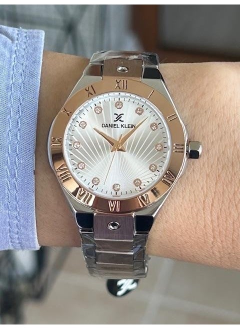 Stylish and Sporty New Model Women's Wristwatch Suitable for All Uses with Modern Design