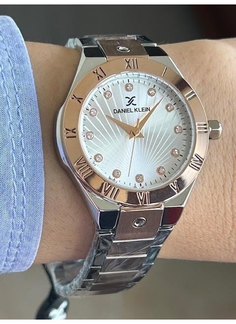 Stylish and Sporty New Model Women's Wristwatch Suitable for All Uses with Modern Design