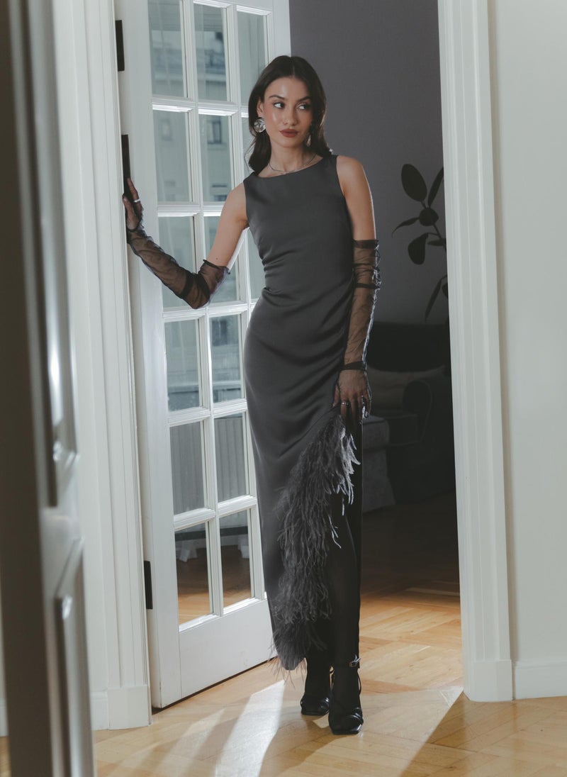 Maxi combination dress with feathers on the skirt