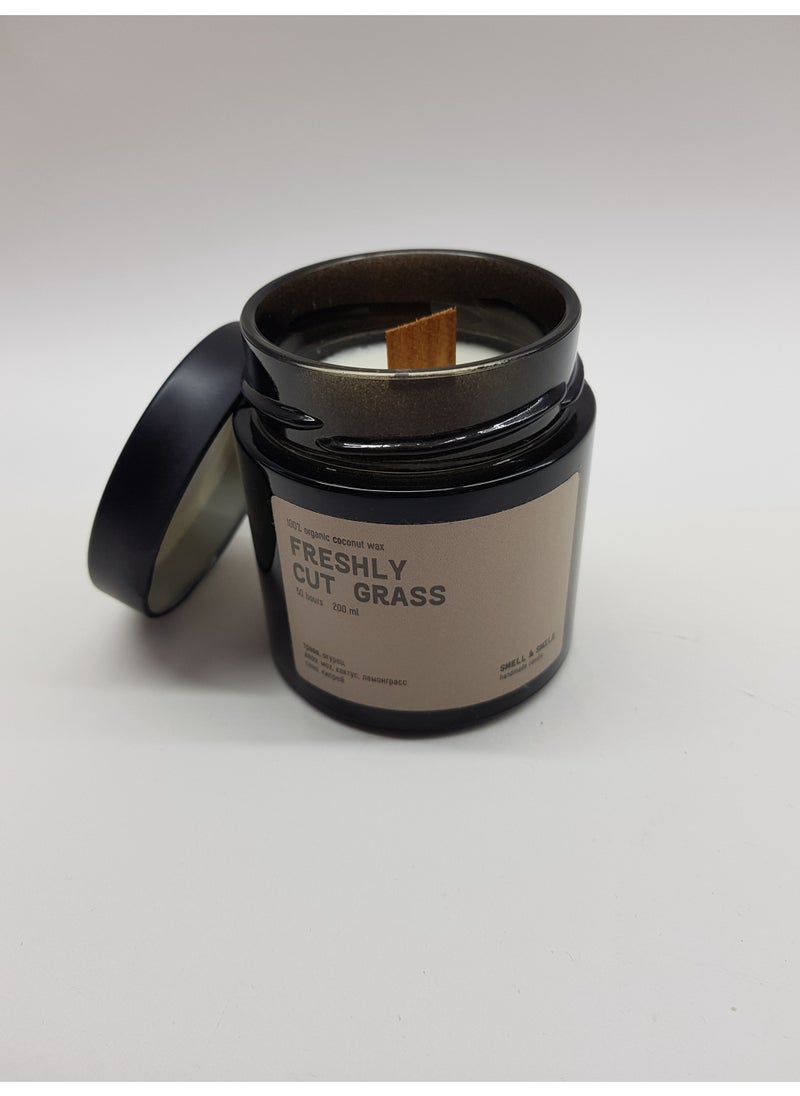 Scented Candle in Amber Glass Jar 200ml – FRESHLY CUT GRASS, Natural Coconut Soy Wax, Wooden Crackling Wick, Green Herbal Aroma, IFRA & REACH Certified