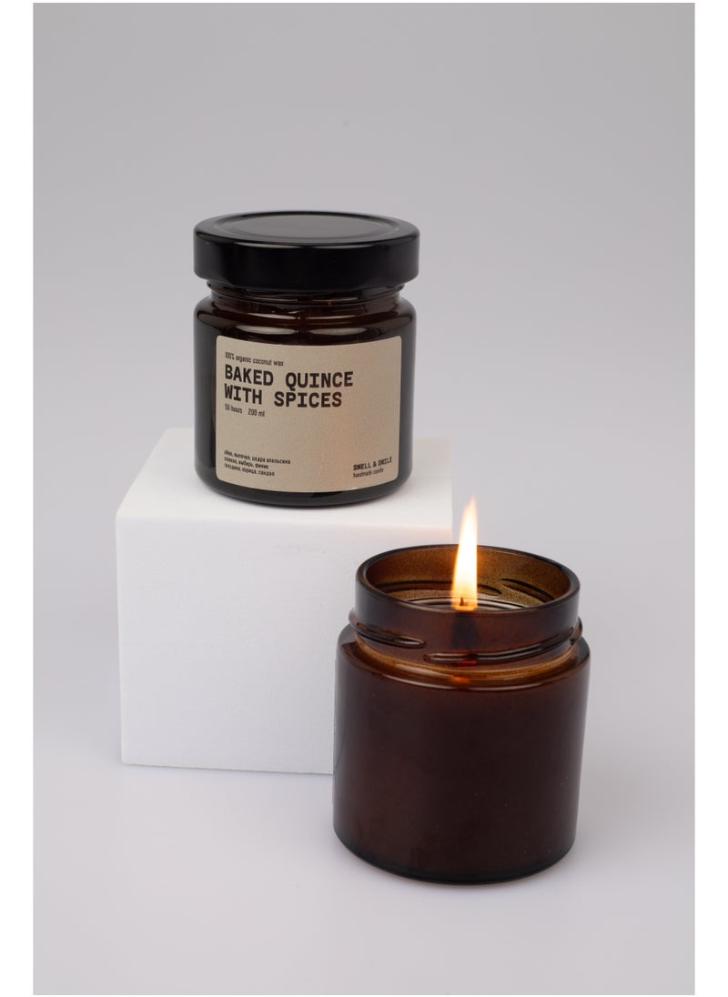 Scented Candle in Amber Glass Jar 200ml – BAKED QUINCE WITH SPICES, Natural Coconut Soy Wax, Wooden Crackling Wick, Warm Fruity Aroma, IFRA & REACH Certified
