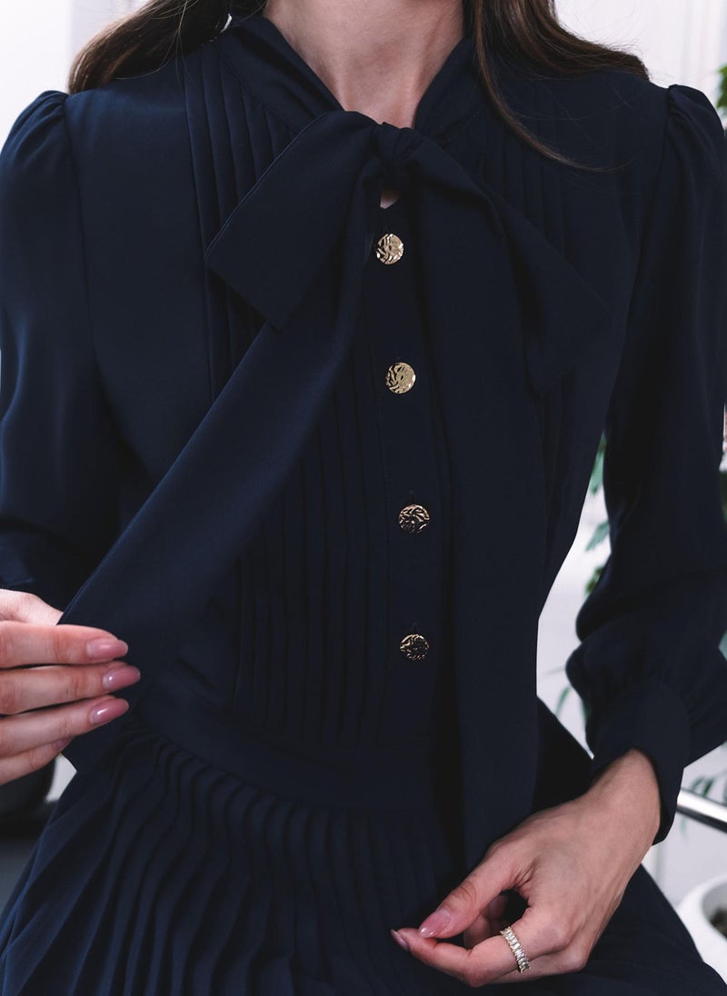 Midi dress with pleated details and bow