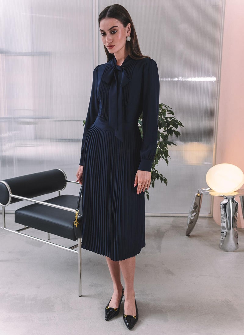 Midi dress with pleated details and bow