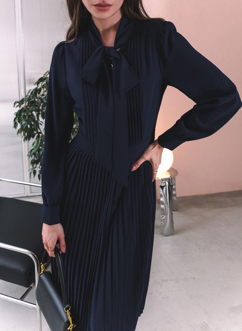 Midi dress with pleated details and bow