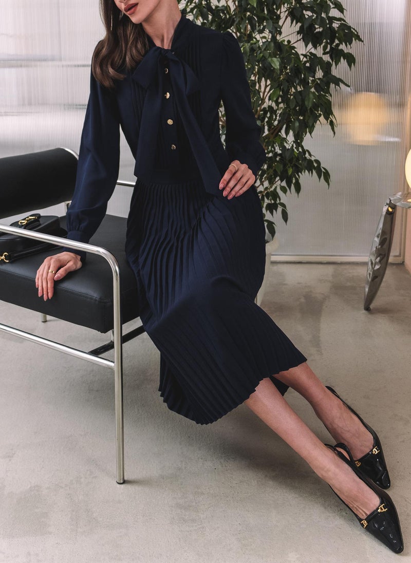 Midi dress with pleated details and bow