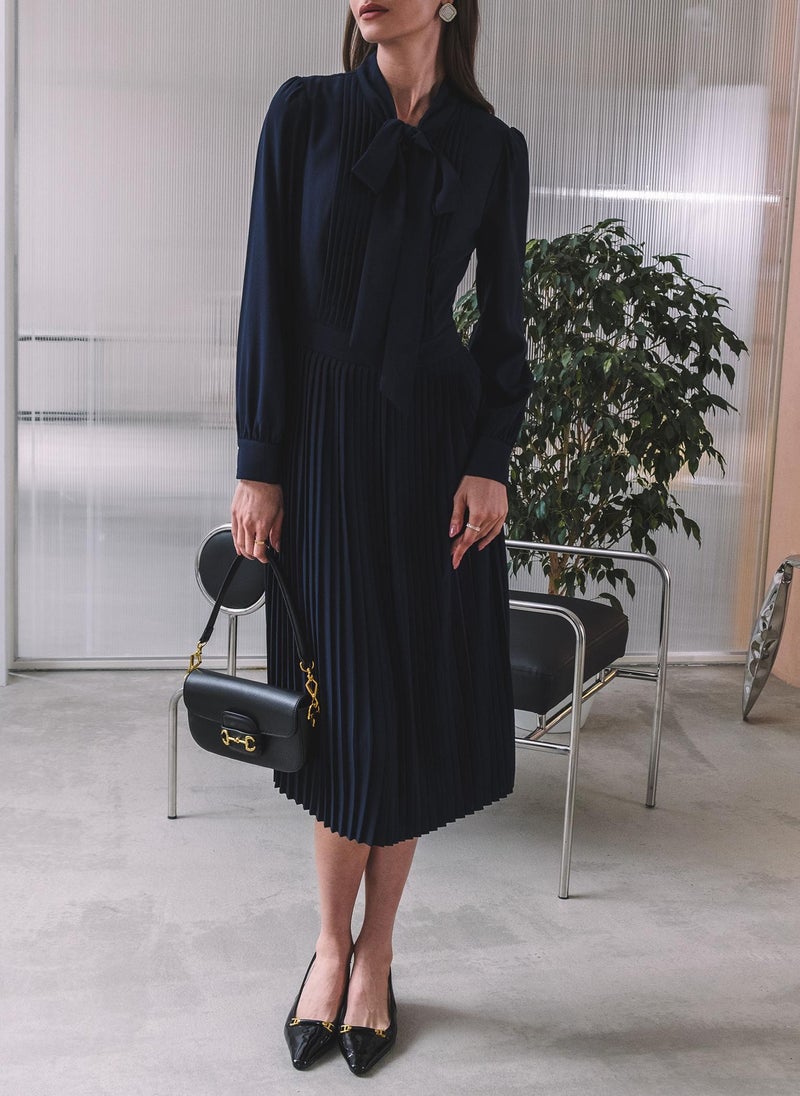 Midi dress with pleated details and bow