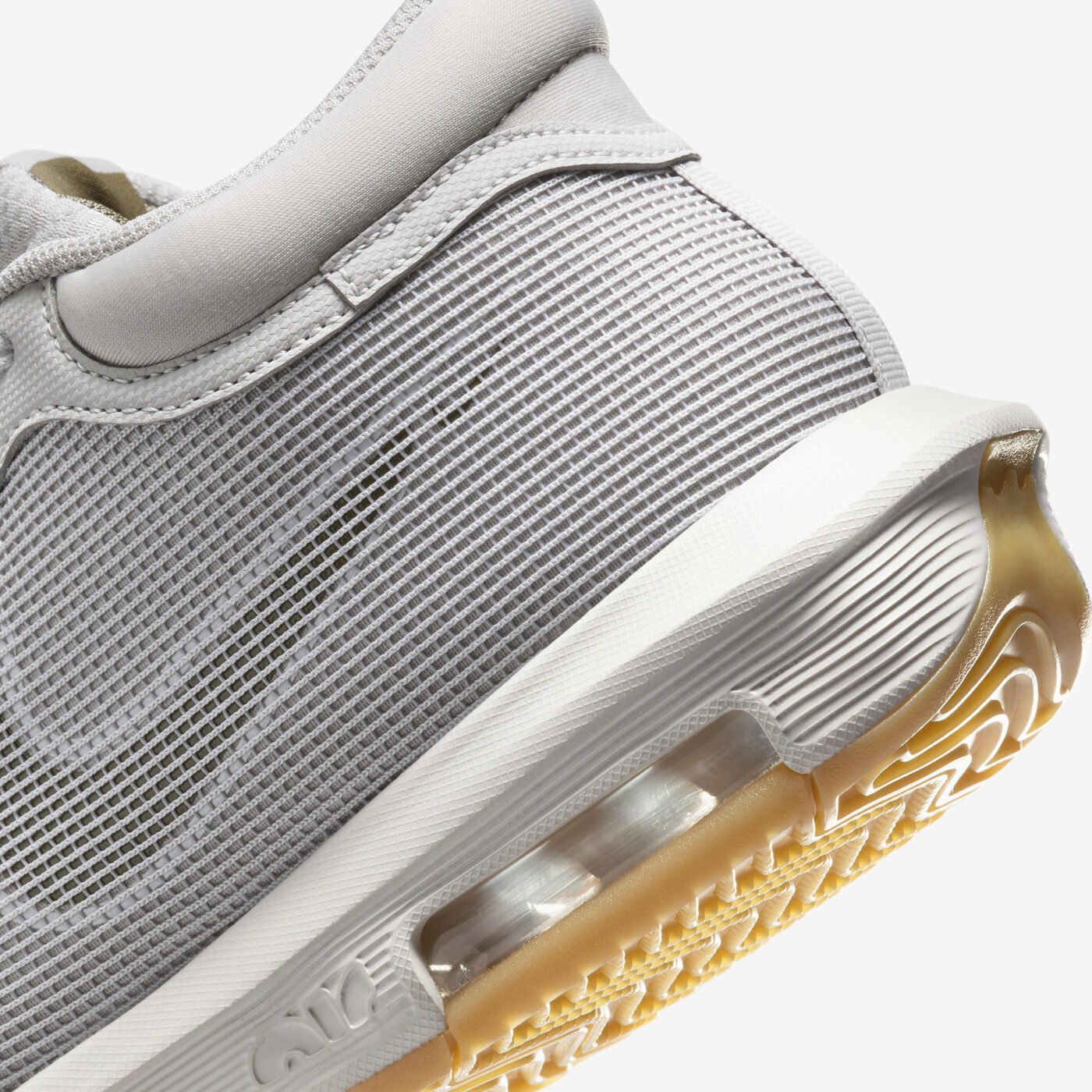 LeBron Witness 8 Basketball Shoes