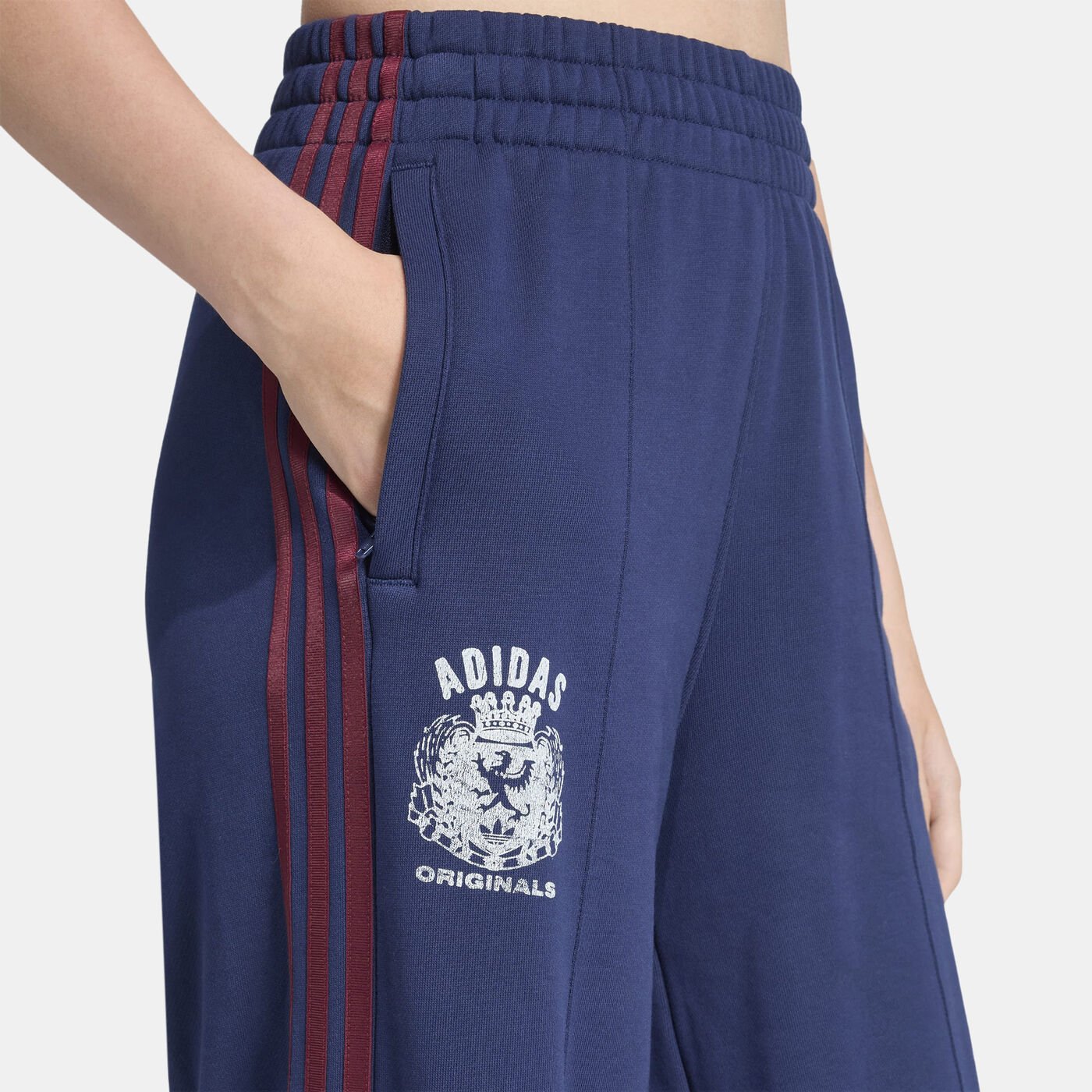 Women's Graphic Crest Wide-Leg Joggers
