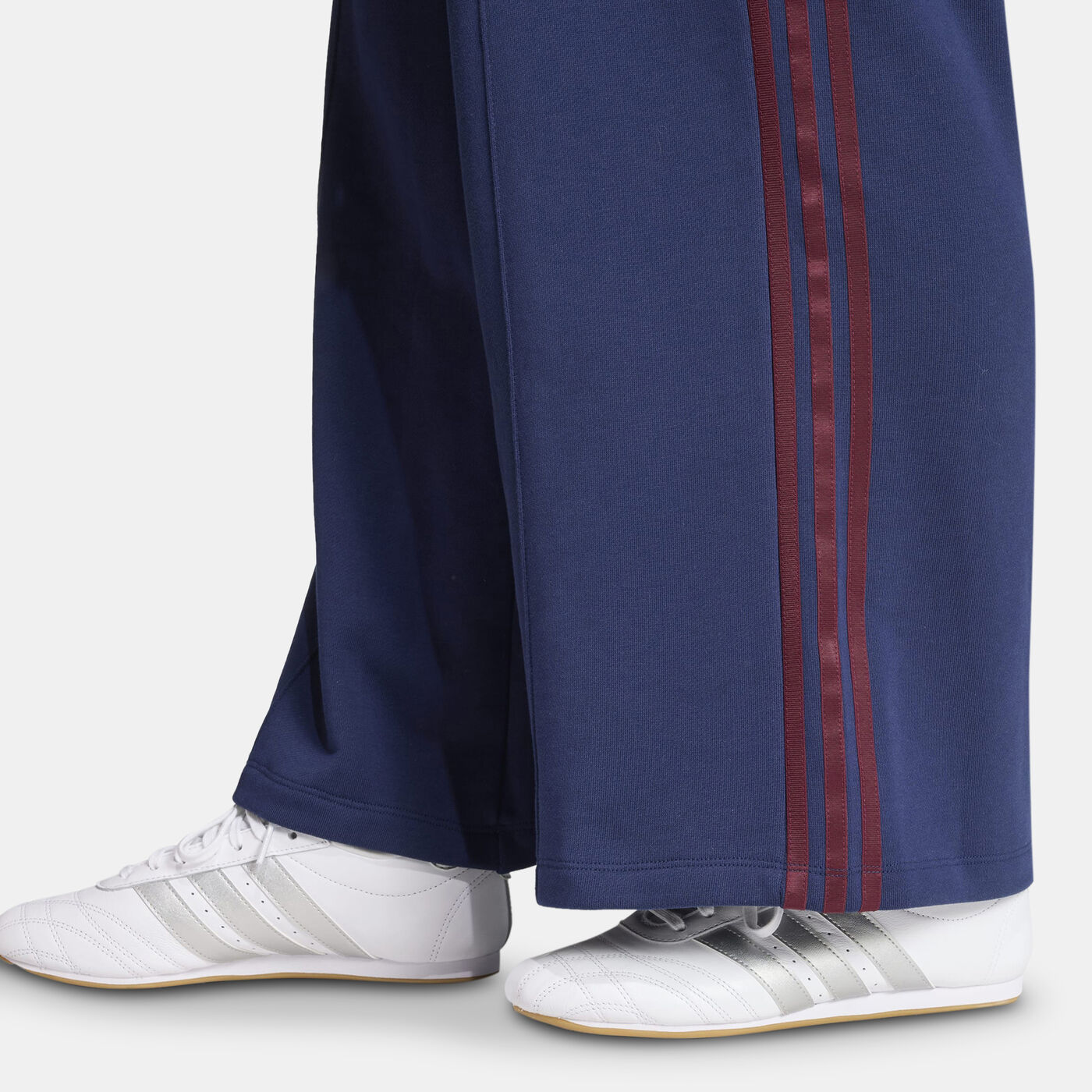 Women's Graphic Crest Wide-Leg Joggers
