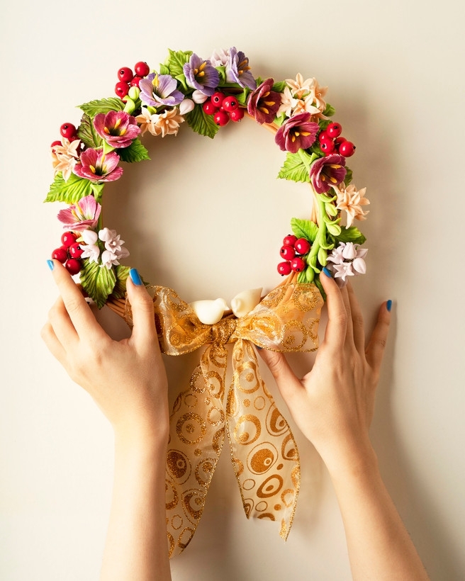 حلقه گل دیوارکوب دستساز فرزیا مدل باغ بهشت