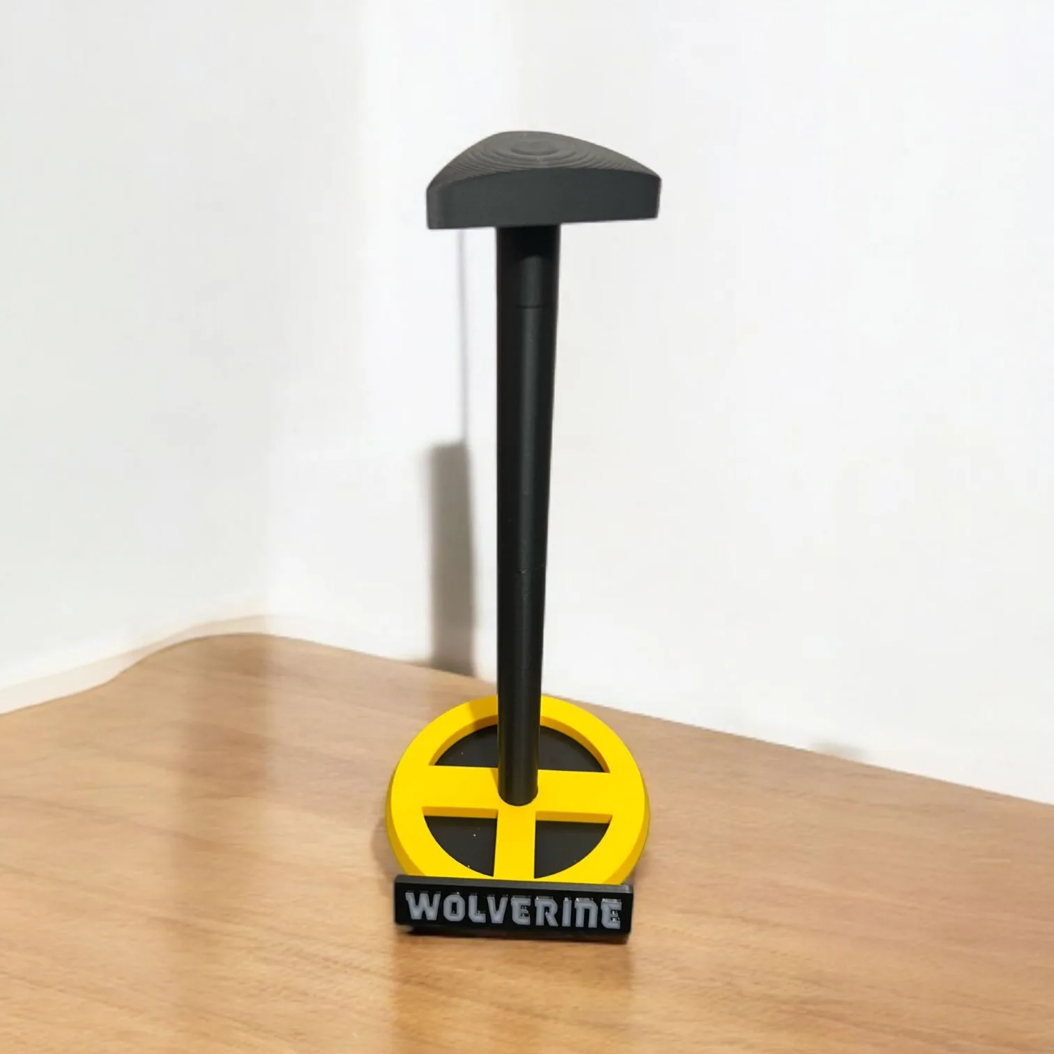 استندِ نگهدارندهیِ ماسک و کلاه طرحِ ولورین (Wolverine Display Stand)