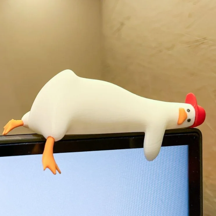 مجسمه دکوری لبه مانیتور طرح اردک کلاهدار خسته (Sporty Lazy Duck)