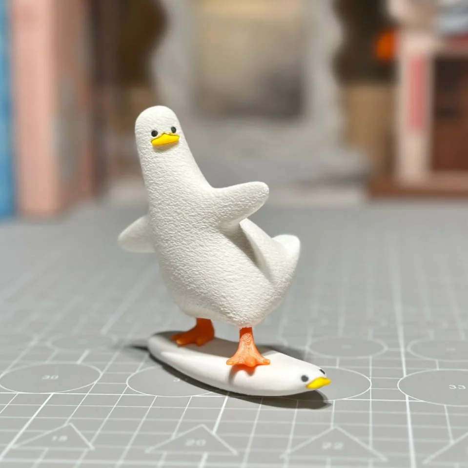 مجسمه دکوری طرح اردک موجسوار (Surfing Duck)